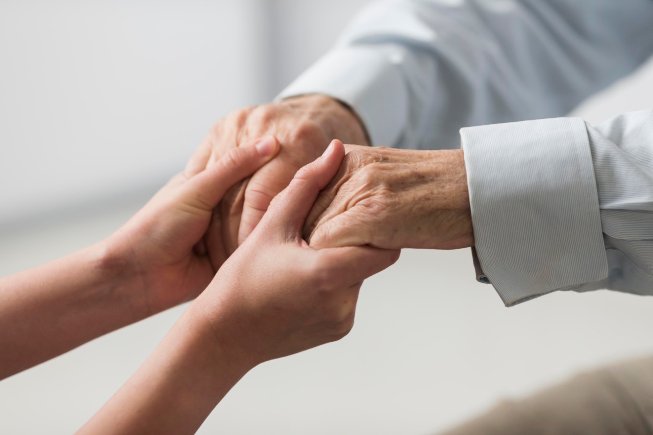 Someone holding hands with older person. Photo: istock 